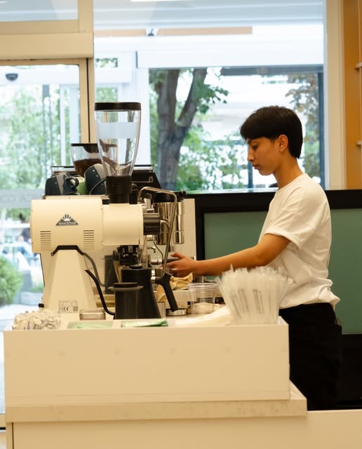 Botanica baristası kahve hazırlarken